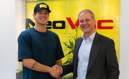 Patrik Lanter, CEO der NeoVac Gruppe, und Noè Ponti freuen sich über die offizielle Partnerschaft. | © NeoVac